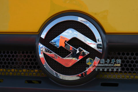 2010北京車(chē)展長(cháng)安重汽8X4LNG自卸車(chē)