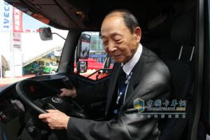 2010北京車(chē)展一汽解放領(lǐng)導參觀(guān)