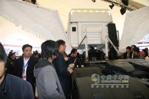 2010北京車(chē)展上汽依維柯紅巖參觀(guān)現場(chǎng)