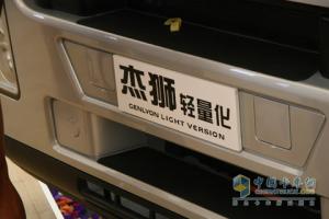 2010北京車(chē)展上汽依維柯紅巖杰獅牽引車(chē)