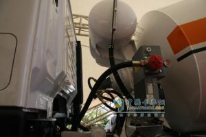 2010北京車(chē)展上汽依維柯紅巖杰獅攪拌車(chē)