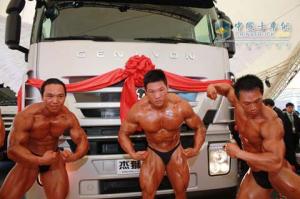 上汽依維柯紅巖健美先生在杰獅展車(chē)前表演