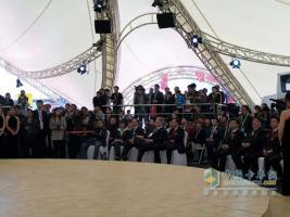 與會(huì )代表齊聚上汽依維柯紅巖杰獅展區