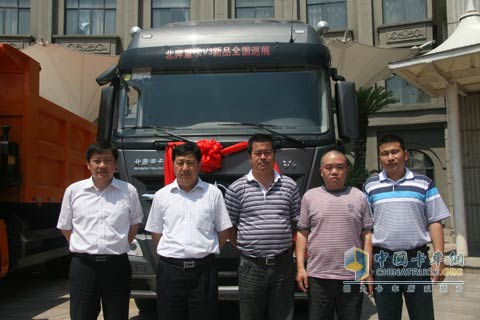 北奔重卡V3巡展寧波站參會(huì )人員集體合影