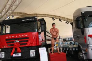 男模在展車(chē)前表演