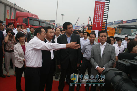 太原車(chē)展期間領(lǐng)導視察山西太原長(cháng)安展位