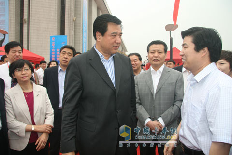 太原車(chē)展期間領(lǐng)導視察山西大運展位