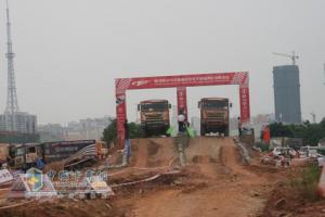 準備出發(fā)的陜汽賽車(chē)