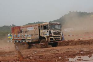 揚起陣陣塵土的陜汽賽車(chē)