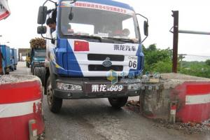 平南-桂平途中乘龍609過(guò)大橋隔離墩