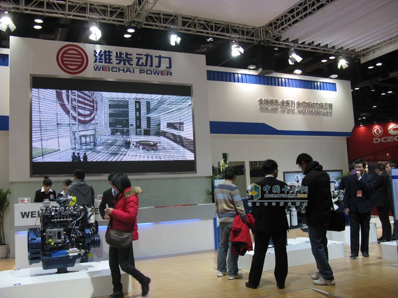 用戶(hù)參觀(guān)濰柴產(chǎn)品