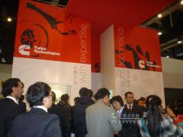 現場(chǎng)觀(guān)眾聚集無(wú)錫康明斯展臺