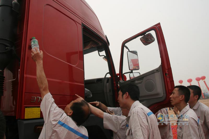 大運集團成都生產(chǎn)基地現場(chǎng)用戶(hù)合影留念