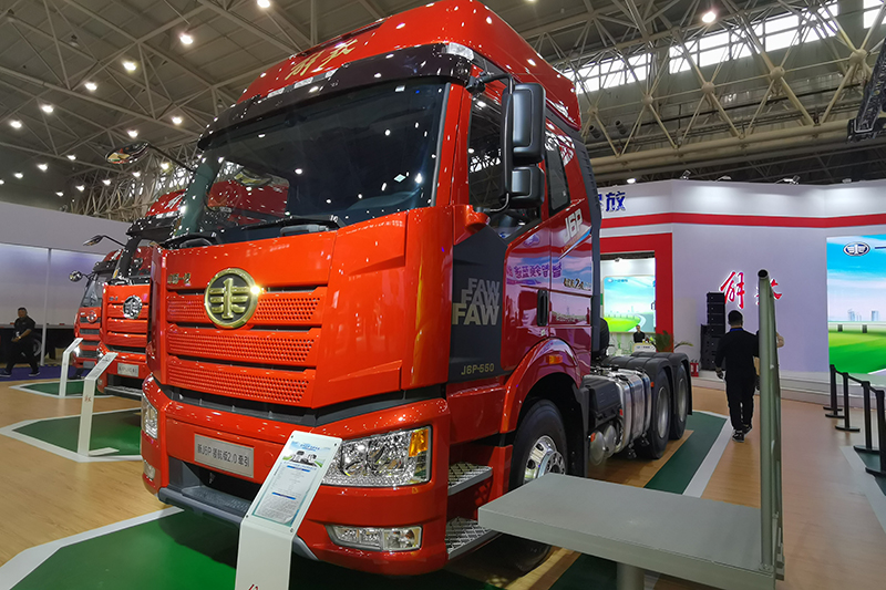 一汽解放 新J6P 550馬力 6×4 國六 領(lǐng)航版2.0新四季款牽引車(chē)