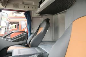 一汽解放 新J6P重卡 領(lǐng)航版 560馬力 6X4牽引車(chē)(國六)(CA4250P66K25T1E6)