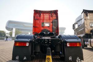 一汽解放 J7重卡 豪華型 550馬力 6X4 國五AMT自動(dòng)擋牽引車(chē)(火焰紅)(CA4250P77K25T1E5)