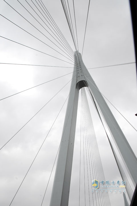 北奔重卡V3經(jīng)過(guò)杭州灣大橋