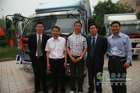 福蘭德集團董事長(cháng)現場(chǎng)訂購5臺躍進(jìn)世博版輕卡