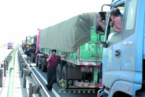 京藏高速大堵車(chē)進(jìn)入第四天 1小時(shí)僅前行百米