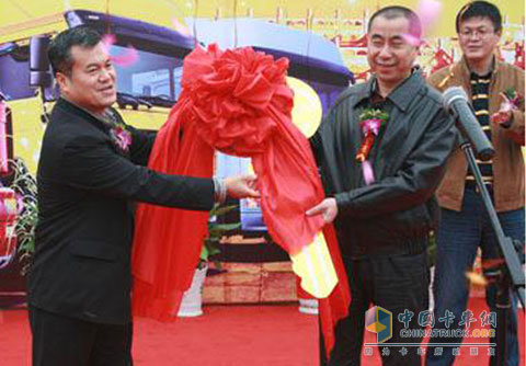 青年汽車(chē)集團副總裁鄭健與陳延明交接車(chē)鑰匙