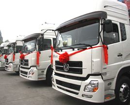 東風(fēng)商用車(chē)向中石油交付10輛東風(fēng)天龍LNG天然氣牽引車(chē)