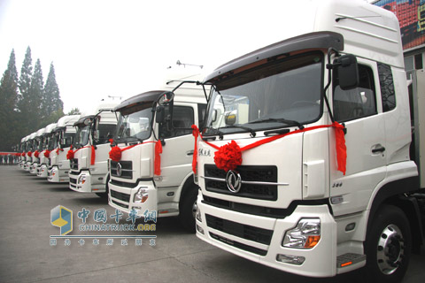 東風(fēng)商用車(chē)向中石油交付10輛東風(fēng)天龍LNG天然氣牽引車(chē)