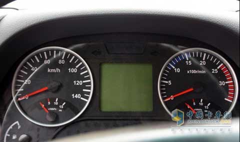 新東風(fēng)天龍的儀表設計風(fēng)格偏向于乘用車(chē)