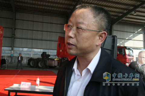 重汽集團副總經(jīng)理于有德接受記者采訪(fǎng)