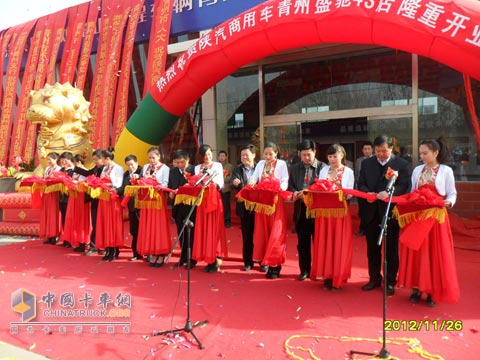 參會(huì )嘉賓為4S店開(kāi)業(yè)剪彩