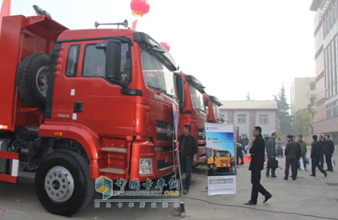 展場(chǎng)觀(guān)看陜汽軒德車(chē)型的用戶(hù)們