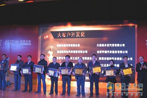 安徽江淮汽車(chē)集團有限公司總經(jīng)理助理、重型商用車(chē)公司總經(jīng)理項興初頒獎