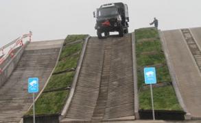 奔馳烏尼莫克卡車(chē)激情試駕